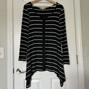 Larry Levine Striped Black and• White 3/4 Sleeve‎ Top